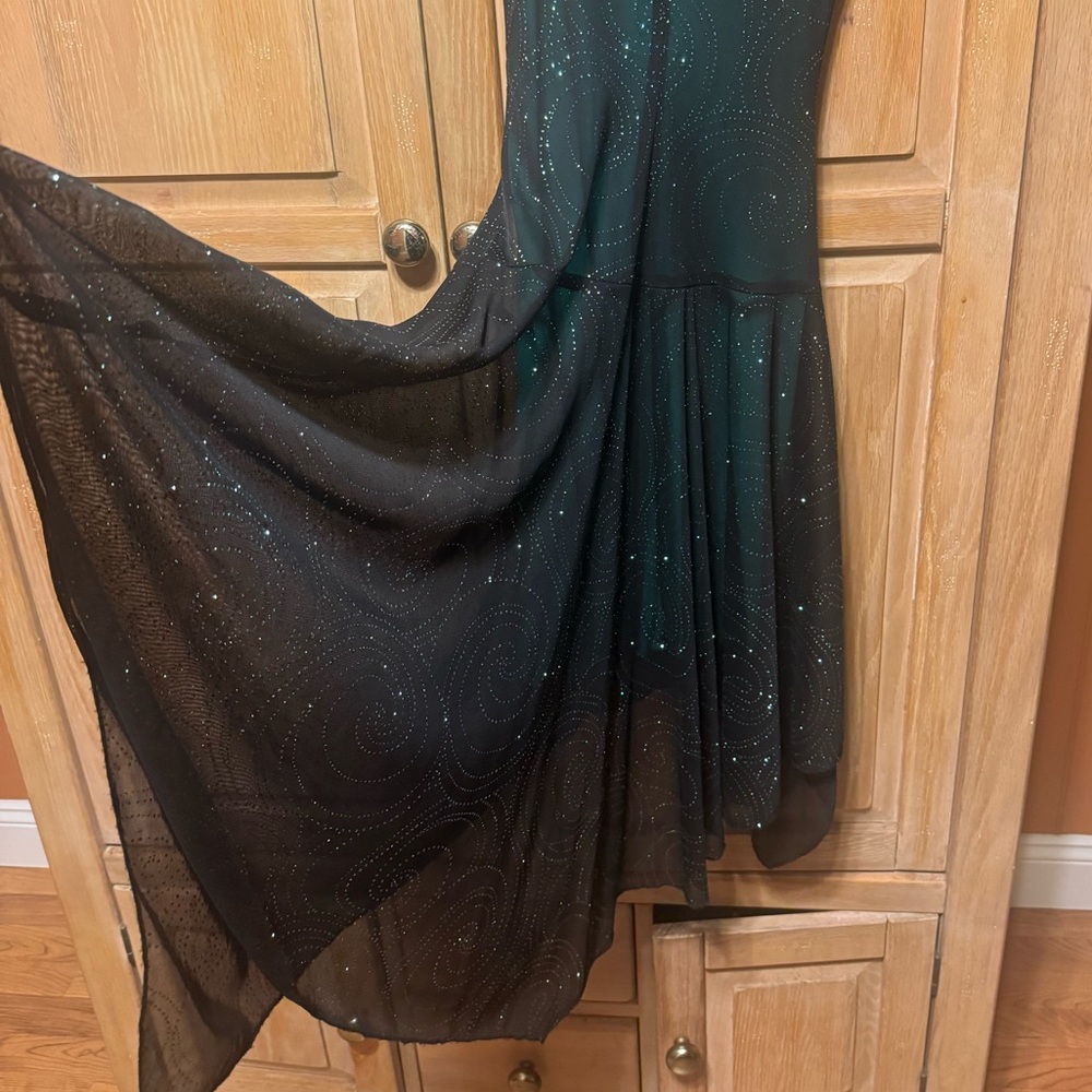 Elegant Dark Green Evening Dress - Picture 5 of 8